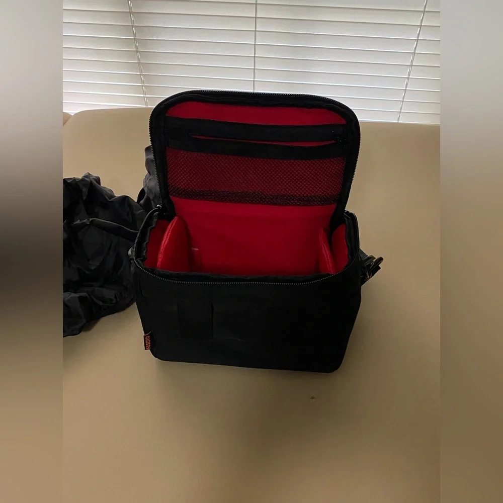 NWOT- padded camera bag w/ camera rain cover.